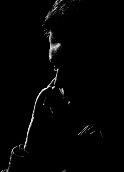 Άνθρωπος στη σκιά μιλώντας στο τηλέφωνο — Φωτογραφία Αρχείου