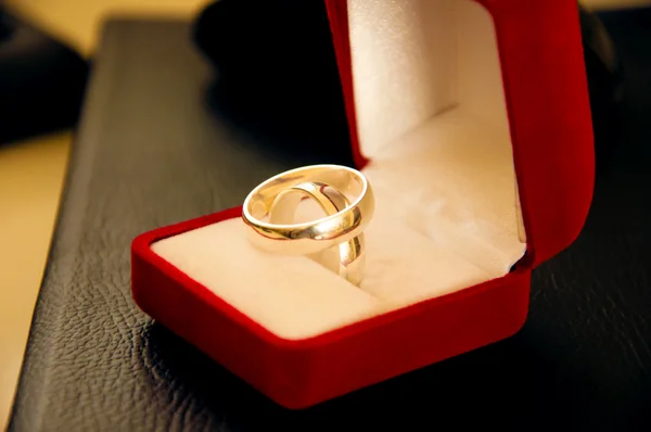 Dos anillos de matrimonio —  Fotos de Stock
