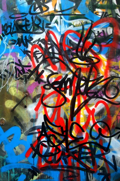 Mur métallique avec des étiquettes de graffiti colorées — Photo