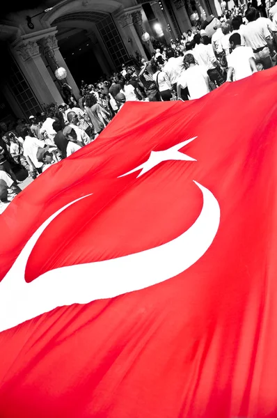Гигантский турецкий флаг — стоковое фото