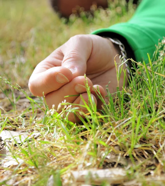 Ręka na trawie — Zdjęcie stockowe