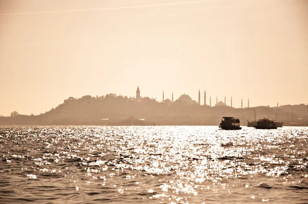 Hagia sophia en de blauwe moskee op zonsondergang in istanbul — Stockfoto