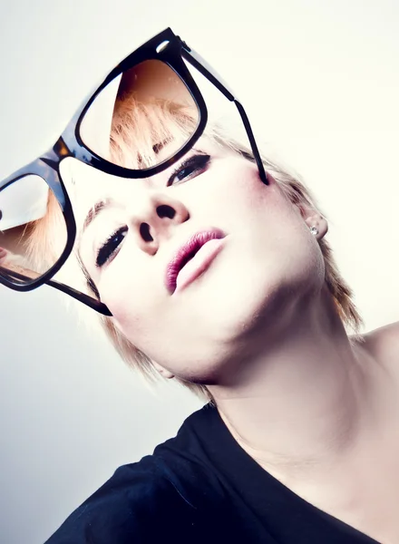 Joven chica glamorosa con gafas de sol —  Fotos de Stock