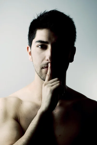 Sexy man in stilte gebaar — Stockfoto