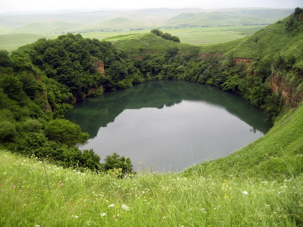 Sjön mellan kullarna — Stockfoto