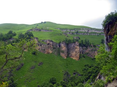 Yeşil dağ ve alçak bulutlar