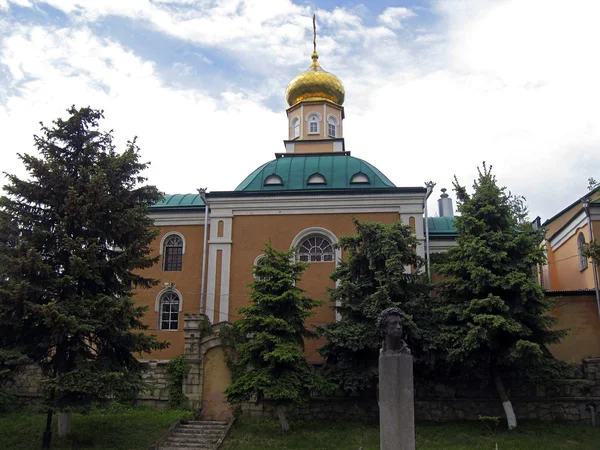 Iglesia cristiana y poeta Pushkin — Foto de Stock