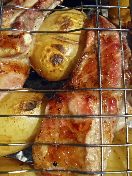 Burgonya és a hús grill — Stock Fotó