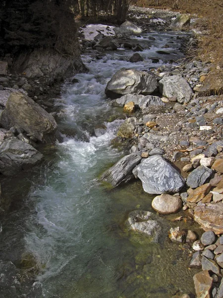 Řeka přes kameny — Stock fotografie