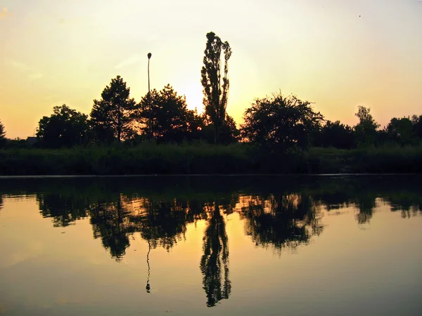 Отражение и вечернее озеро — стоковое фото