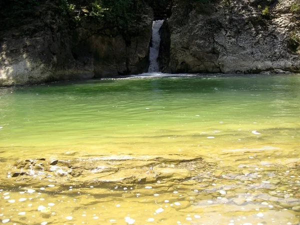 Pequena cachoeira verde e amarela e rio — Fotografia de Stock