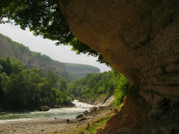 Visa under berget vid floden — Stockfoto