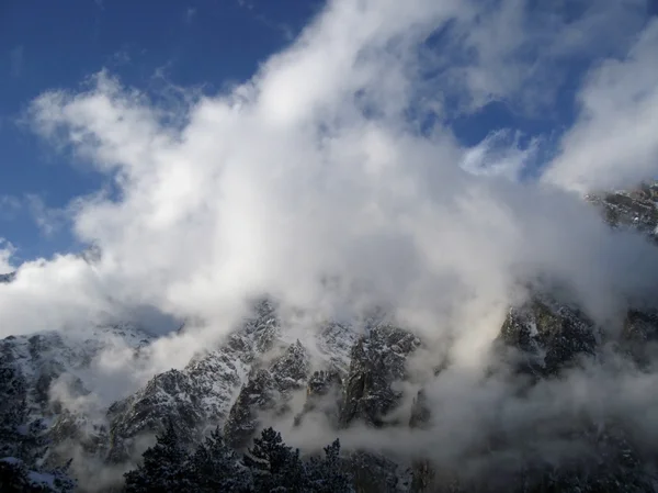Montanha sob as nuvens — Fotografia de Stock