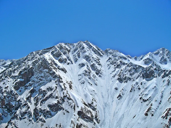 Καυκάσου βουνό κάτω από το χιόνι — Φωτογραφία Αρχείου