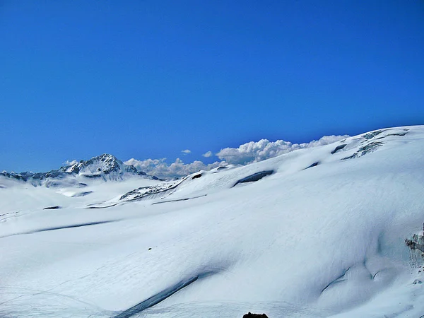 눈과 구름 아래 산 — 스톡 사진