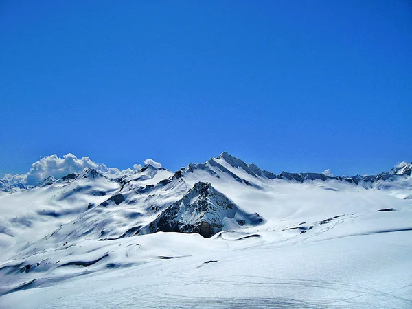Montagna del Caucaso sotto la neve e le nuvole — Foto Stock
