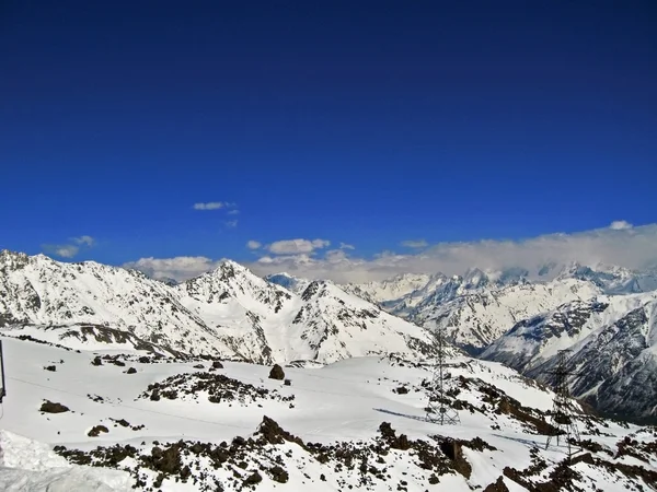 Montaña del Cáucaso bajo la nieve y las nubes —  Fotos de Stock
