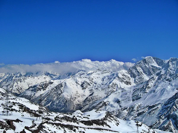 Montagna del Caucaso sotto la neve e le nuvole — Foto Stock