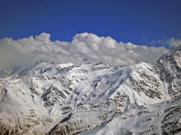 Montaña del Cáucaso bajo la nieve y las nubes —  Fotos de Stock