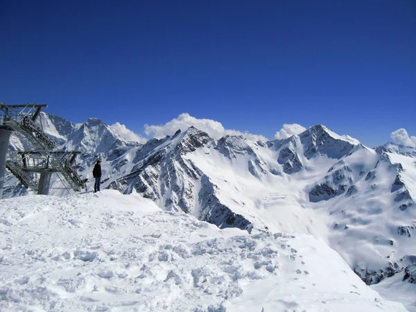 Yalnız adam ve blue mountains — Stok fotoğraf