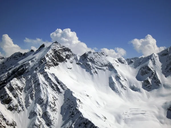 Berg onder de blauwe lucht en de wolken — Stockfoto
