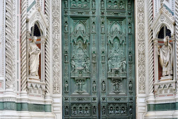 Ворота собора во Флоренции — стоковое фото