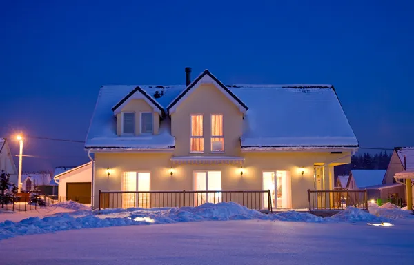 Casa de campo en invierno por la noche —  Fotos de Stock