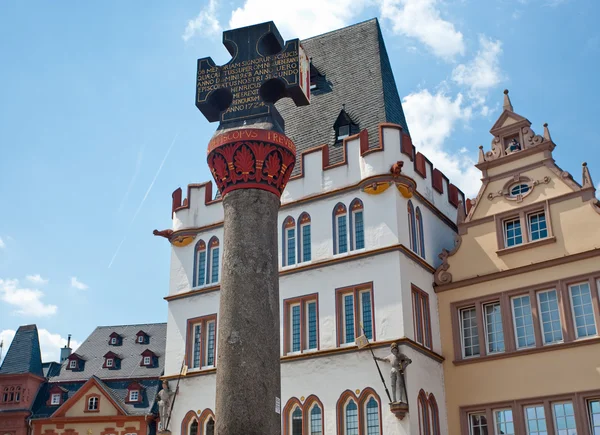 Рыночный кросс на рыночной площади в Трире, Германия — стоковое фото