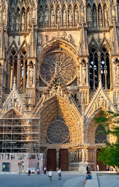 Entrada a la Catedral de Notre Dame en Reims, Francia — Foto de Stock