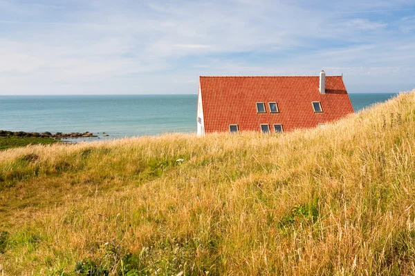 Крыша о дом на берегу моря — стоковое фото