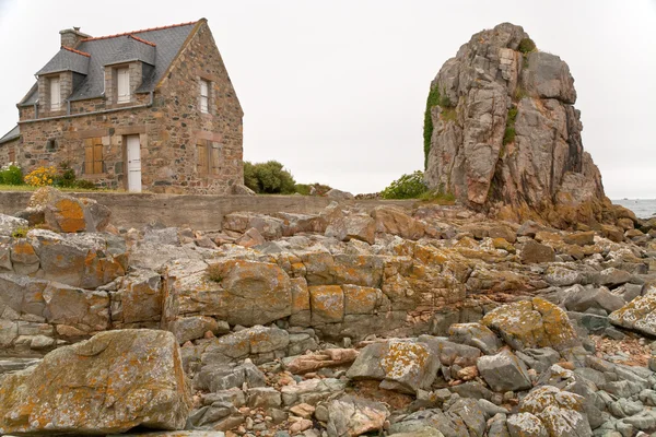 Země bretaňském domu na pobřeží růžové žuly v Bretani — Stock fotografie