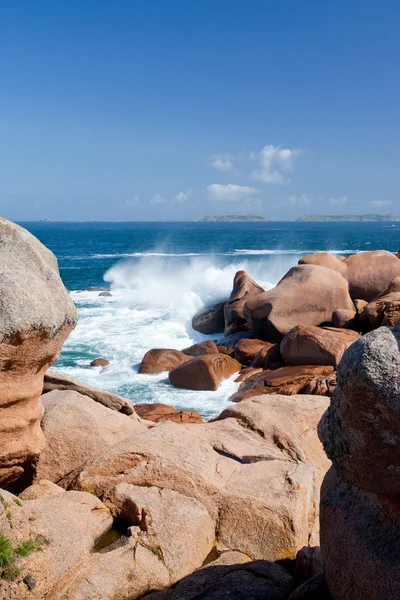 Zee Golf einden tegen de roze granieten rotsen — Stockfoto