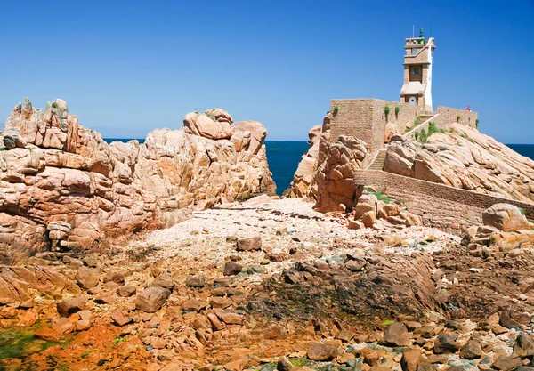 Kayaların içinde Lighthouse — Stok fotoğraf
