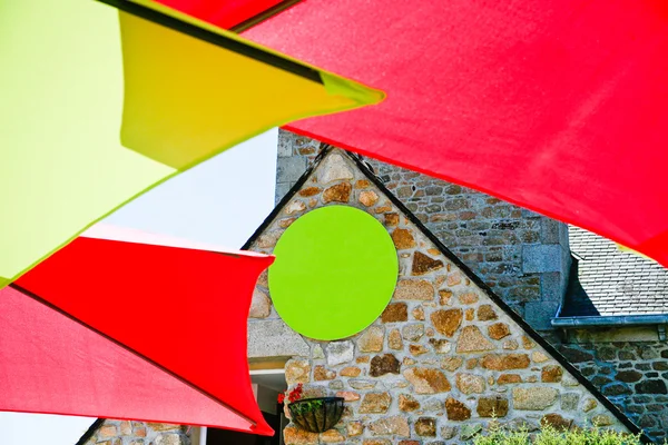 Guarda-chuva de cores e parede de pedra — Fotografia de Stock