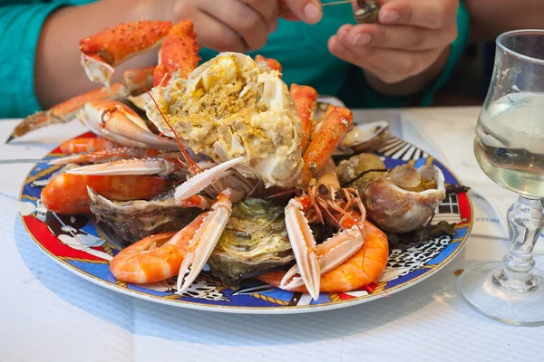 Tallrik med skära krabba och fisk och skaldjur — Stockfoto