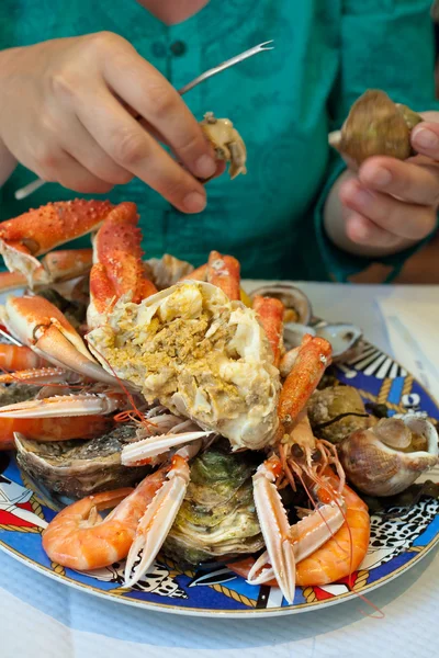 Prato com caranguejo cortado e frutos do mar — Fotografia de Stock