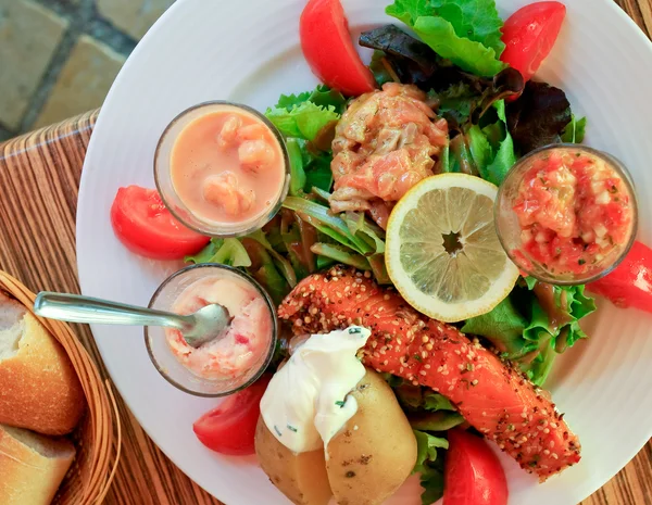 Большой салат с лососем — стоковое фото
