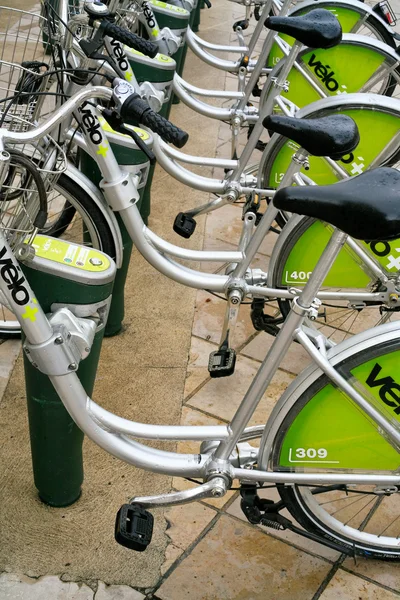 Парковка для городского велосипеда — стоковое фото