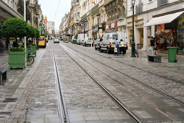 Straat met tram weg in de stad — Stockfoto