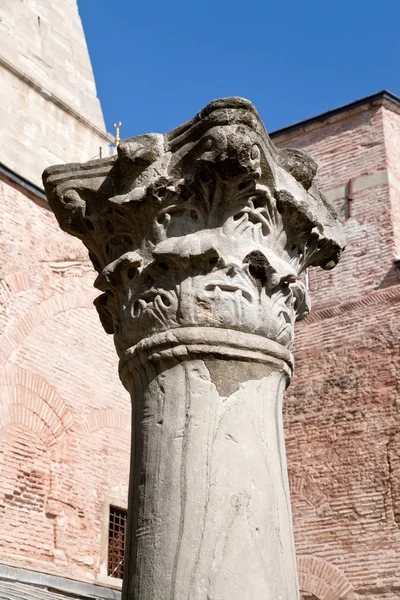 Antica colonna corinzia — Foto Stock