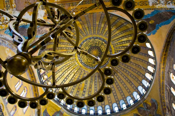 Castiçais de bronze e teto de Hagia Sophia, Istambul — Fotografia de Stock