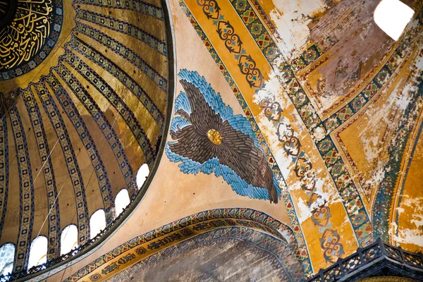 Innenraum und Kuppel auf Hagia sophia, Istanbul — Stockfoto