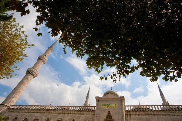 Minaret a mešita vchod — Stock fotografie