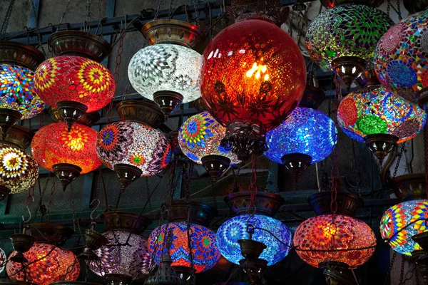 Стеклянные разноцветные лампы — стоковое фото