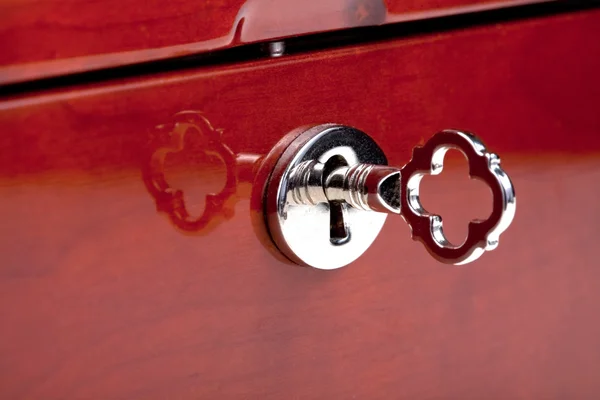 Kleine sleutel in het sleutelgat — Stockfoto