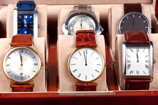 Caixa com relógios de pulso — Fotografia de Stock