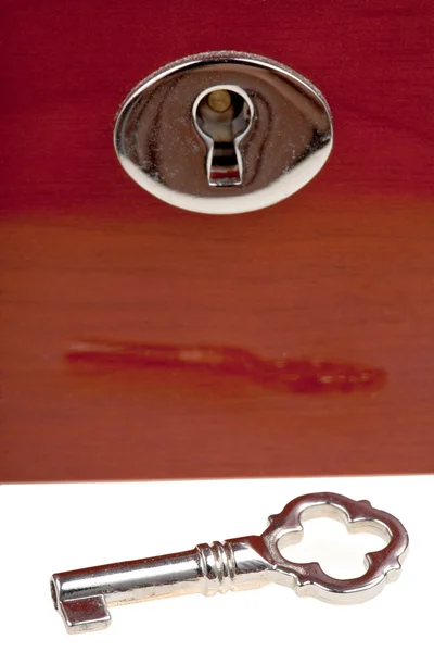 Ключ и замочная скважина в деревянном ящике — стоковое фото