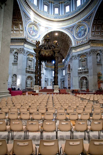 Intérieur de la basilique Saint-Pierre et du baldaquin du Bernin, Vatican, Ital — Photo
