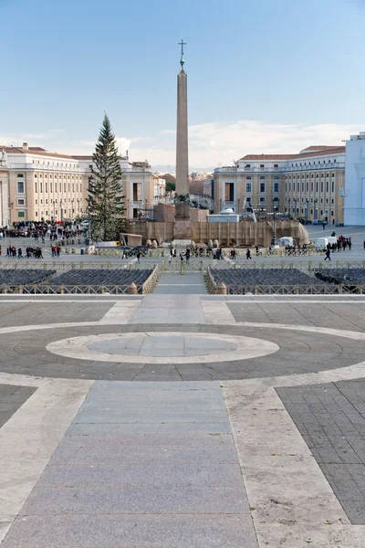 Bekijk op st.peter plein met kerstboom — Stockfoto