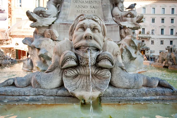Fontaine et obélisque égyptien sur Piazza della Rotonda — Photo